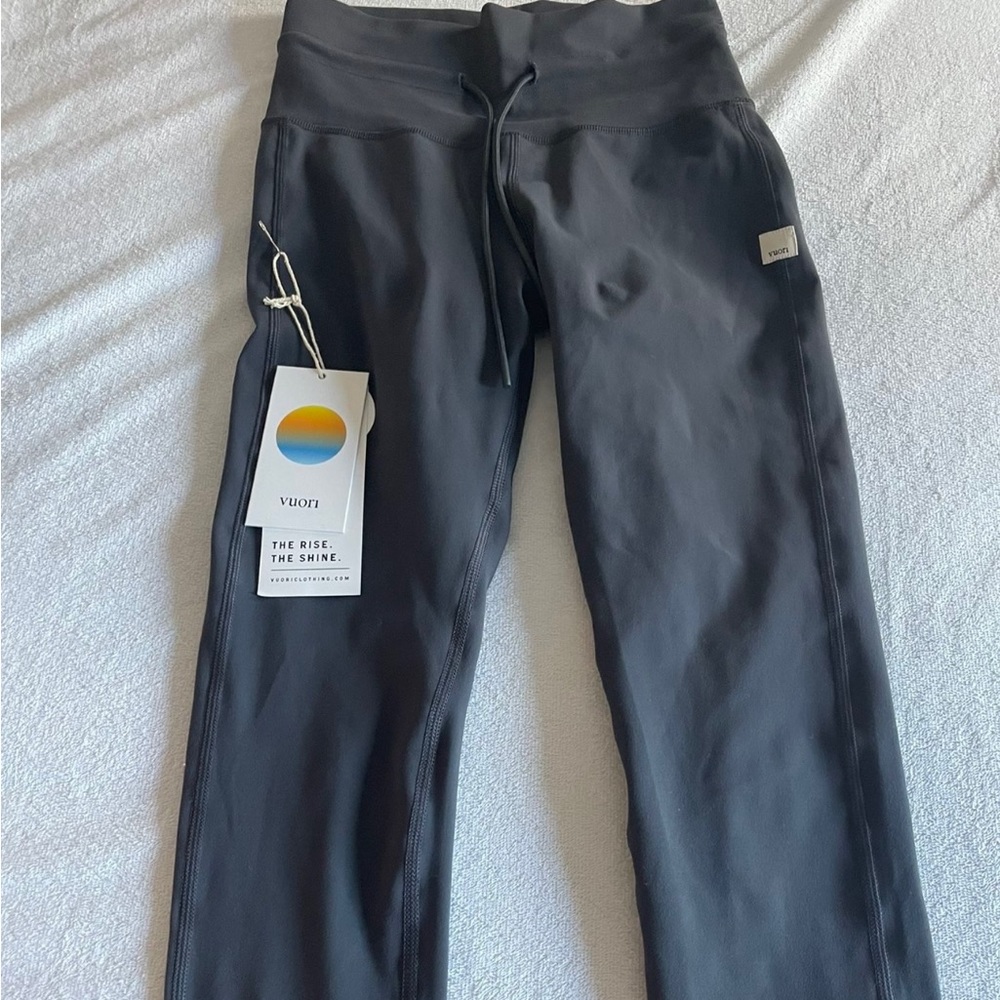 NWT Vuori daily leggings in charcoal XS